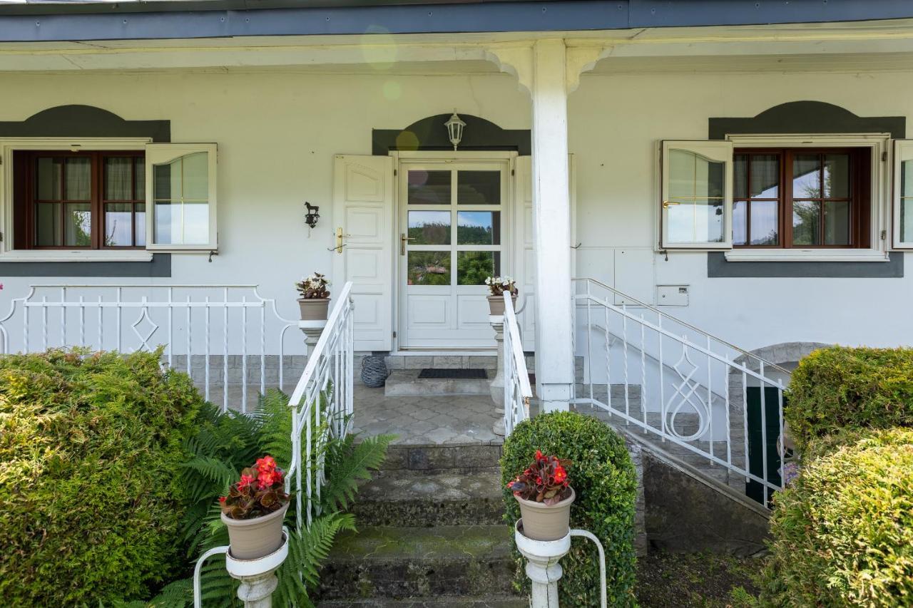 Villa Amalia, Centrum Banska Stiavnica, Parkovanie Pre 2 Auta, Velka Zahrada S Krbom, Cela Villa Amalia Pre 14 Osob Alebo Samostatne Nezavisle Prve Podlazie Villa Ama Pre 6 Osob Alebo Samostatne Nezavisle Podkrovie Villa Lia Pre 8 Osob,Pristup Cez Pi Exterior photo