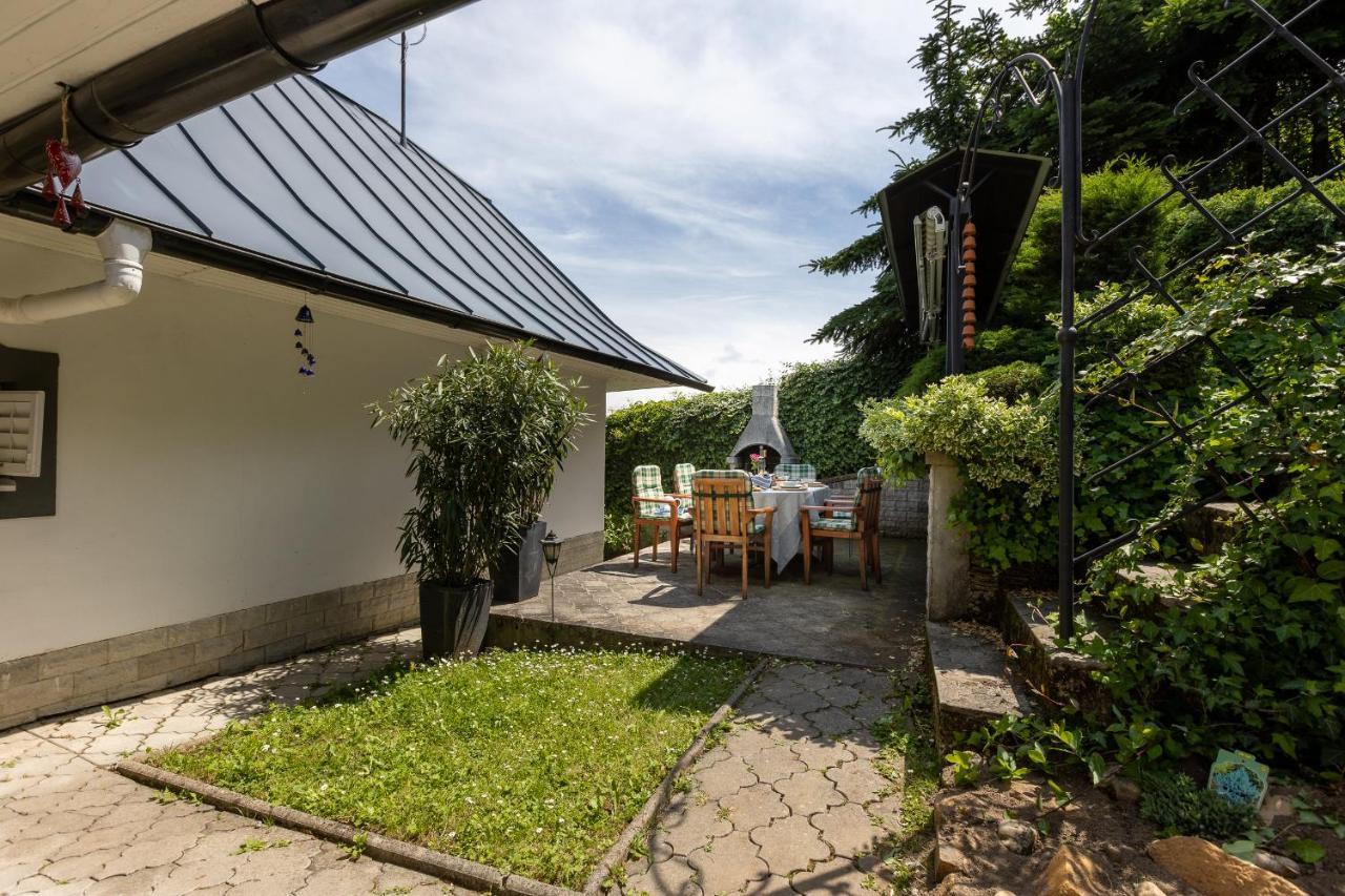 Villa Amalia, Centrum Banska Stiavnica, Parkovanie Pre 2 Auta, Velka Zahrada S Krbom, Cela Villa Amalia Pre 14 Osob Alebo Samostatne Nezavisle Prve Podlazie Villa Ama Pre 6 Osob Alebo Samostatne Nezavisle Podkrovie Villa Lia Pre 8 Osob,Pristup Cez Pi Exterior photo