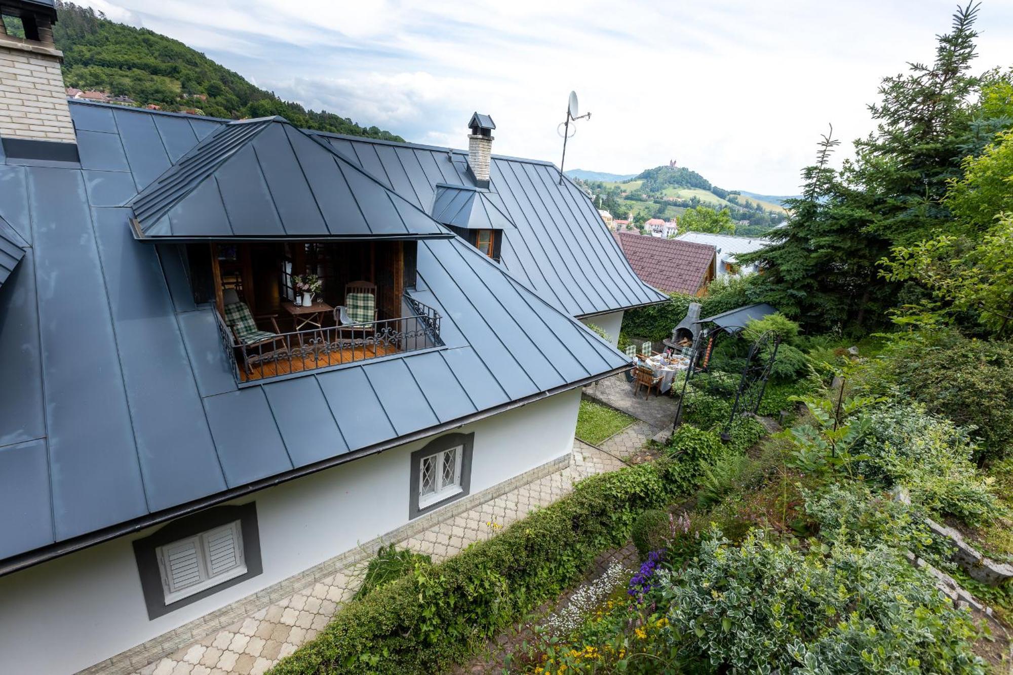 Villa Amalia, Centrum Banska Stiavnica, Parkovanie Pre 2 Auta, Velka Zahrada S Krbom, Cela Villa Amalia Pre 14 Osob Alebo Samostatne Nezavisle Prve Podlazie Villa Ama Pre 6 Osob Alebo Samostatne Nezavisle Podkrovie Villa Lia Pre 8 Osob,Pristup Cez Pi Exterior photo