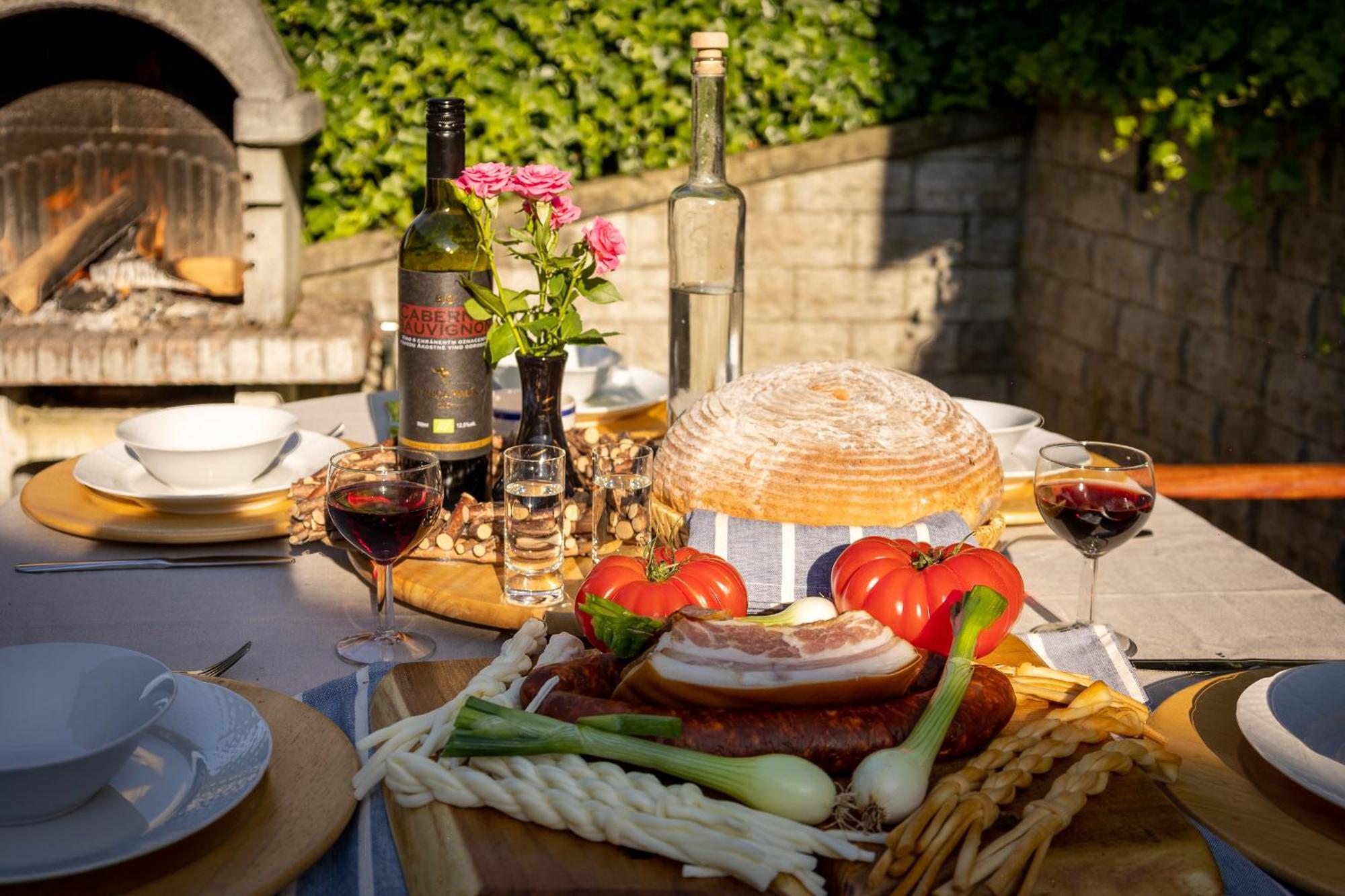Villa Amalia, Centrum Banska Stiavnica, Parkovanie Pre 2 Auta, Velka Zahrada S Krbom, Cela Villa Amalia Pre 14 Osob Alebo Samostatne Nezavisle Prve Podlazie Villa Ama Pre 6 Osob Alebo Samostatne Nezavisle Podkrovie Villa Lia Pre 8 Osob,Pristup Cez Pi Exterior photo