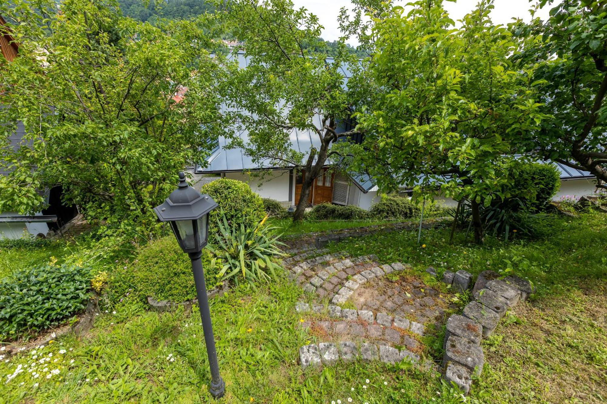 Villa Amalia, Centrum Banska Stiavnica, Parkovanie Pre 2 Auta, Velka Zahrada S Krbom, Cela Villa Amalia Pre 14 Osob Alebo Samostatne Nezavisle Prve Podlazie Villa Ama Pre 6 Osob Alebo Samostatne Nezavisle Podkrovie Villa Lia Pre 8 Osob,Pristup Cez Pi Exterior photo