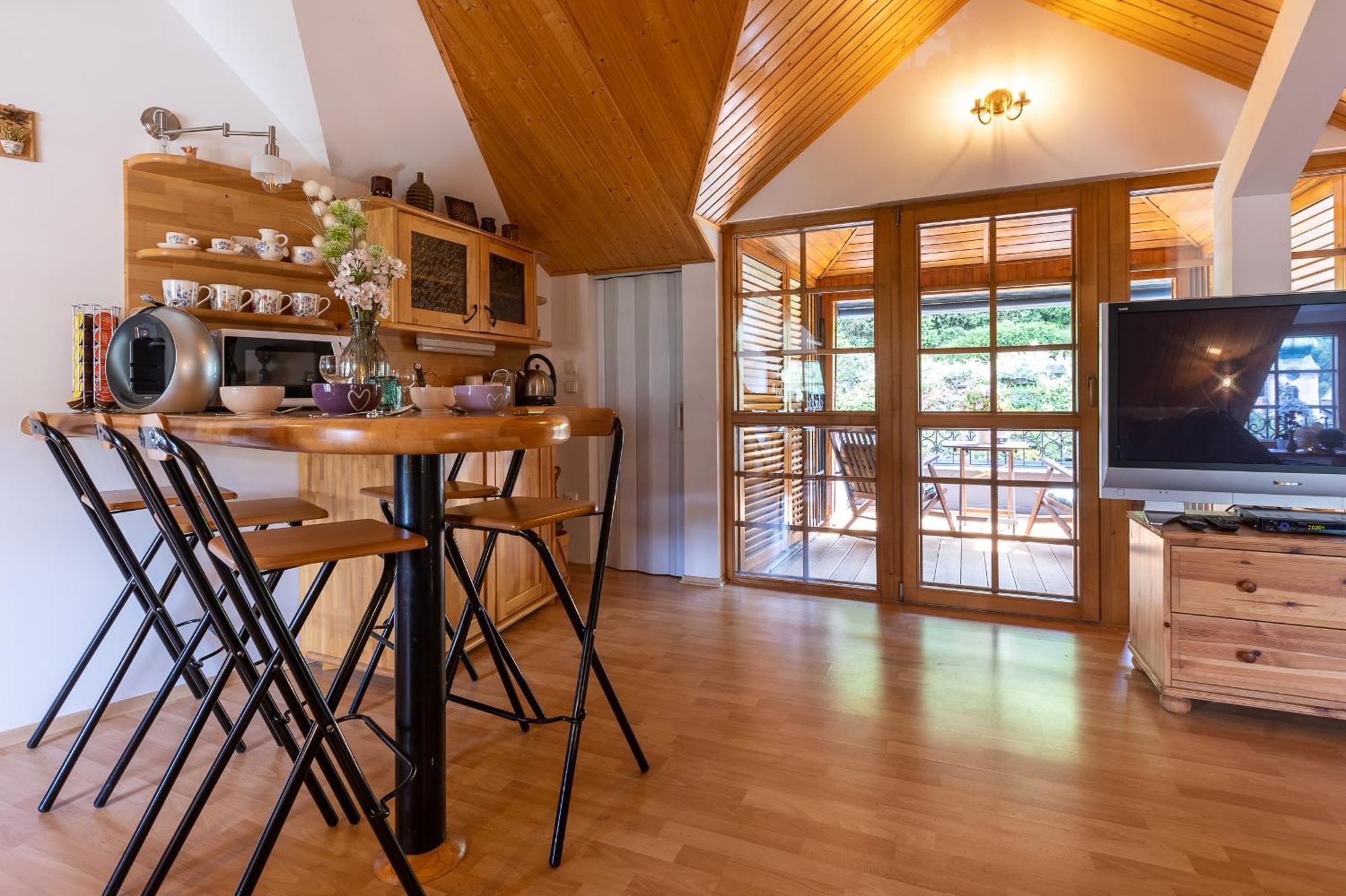 Villa Amalia, Centrum Banska Stiavnica, Parkovanie Pre 2 Auta, Velka Zahrada S Krbom, Cela Villa Amalia Pre 14 Osob Alebo Samostatne Nezavisle Prve Podlazie Villa Ama Pre 6 Osob Alebo Samostatne Nezavisle Podkrovie Villa Lia Pre 8 Osob,Pristup Cez Pi Exterior photo