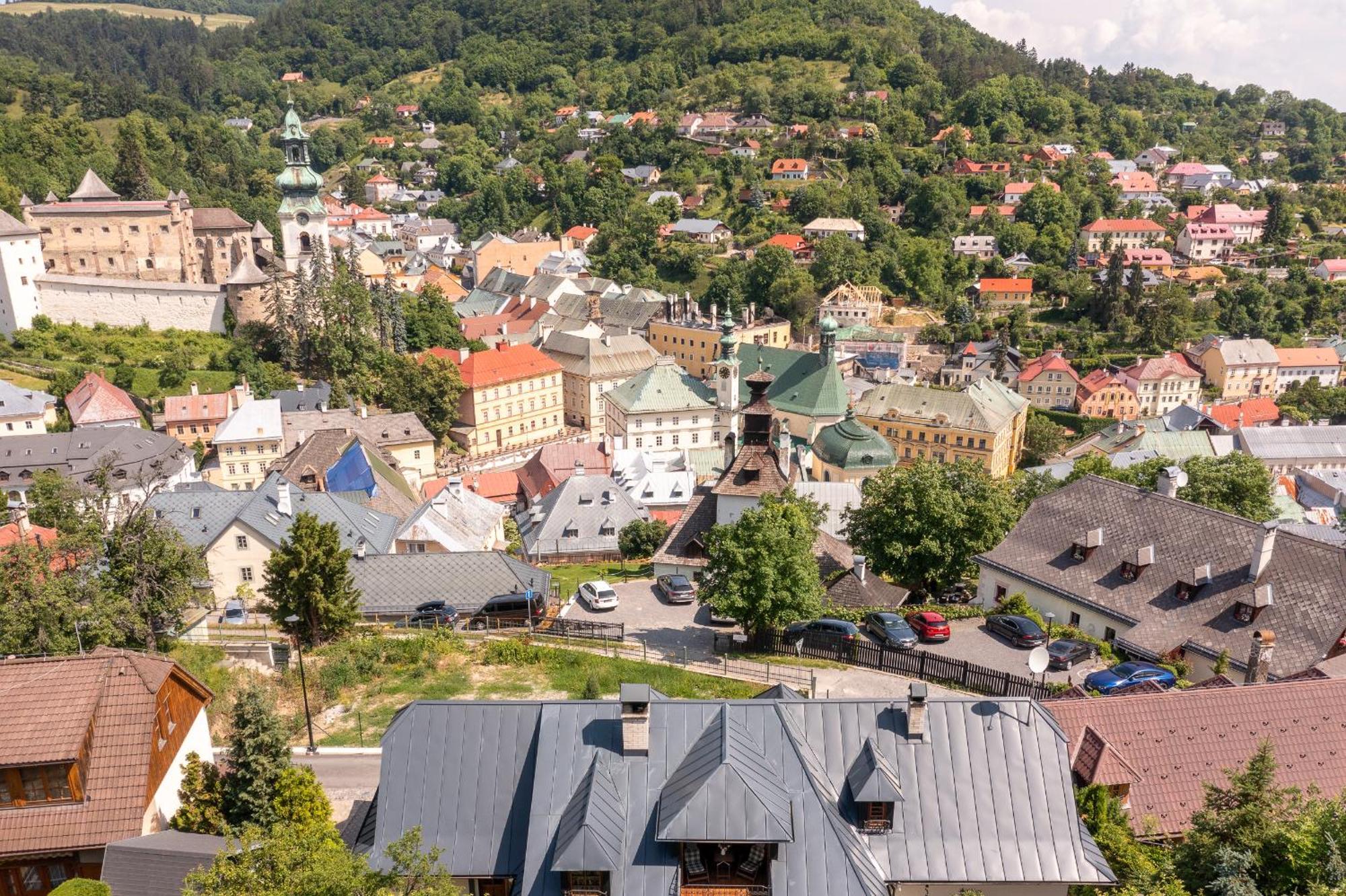 Villa Amalia, Centrum Banska Stiavnica, Parkovanie Pre 2 Auta, Velka Zahrada S Krbom, Cela Villa Amalia Pre 14 Osob Alebo Samostatne Nezavisle Prve Podlazie Villa Ama Pre 6 Osob Alebo Samostatne Nezavisle Podkrovie Villa Lia Pre 8 Osob,Pristup Cez Pi Exterior photo