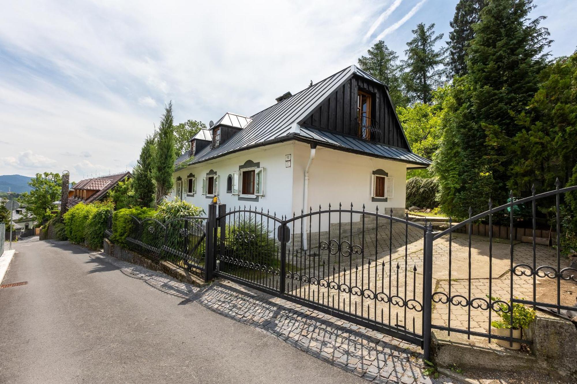 Villa Amalia, Centrum Banska Stiavnica, Parkovanie Pre 2 Auta, Velka Zahrada S Krbom, Cela Villa Amalia Pre 14 Osob Alebo Samostatne Nezavisle Prve Podlazie Villa Ama Pre 6 Osob Alebo Samostatne Nezavisle Podkrovie Villa Lia Pre 8 Osob,Pristup Cez Pi Exterior photo