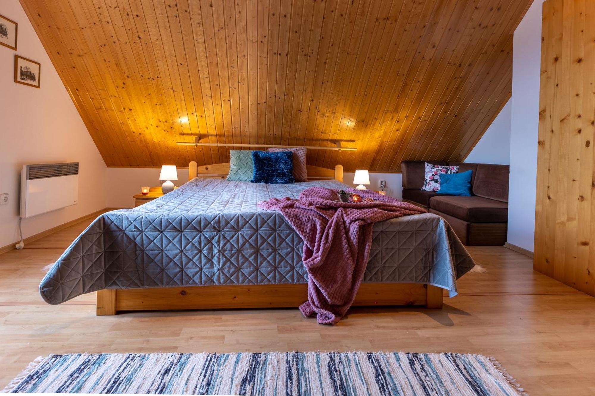 Villa Amalia, Centrum Banska Stiavnica, Parkovanie Pre 2 Auta, Velka Zahrada S Krbom, Cela Villa Amalia Pre 14 Osob Alebo Samostatne Nezavisle Prve Podlazie Villa Ama Pre 6 Osob Alebo Samostatne Nezavisle Podkrovie Villa Lia Pre 8 Osob,Pristup Cez Pi Exterior photo