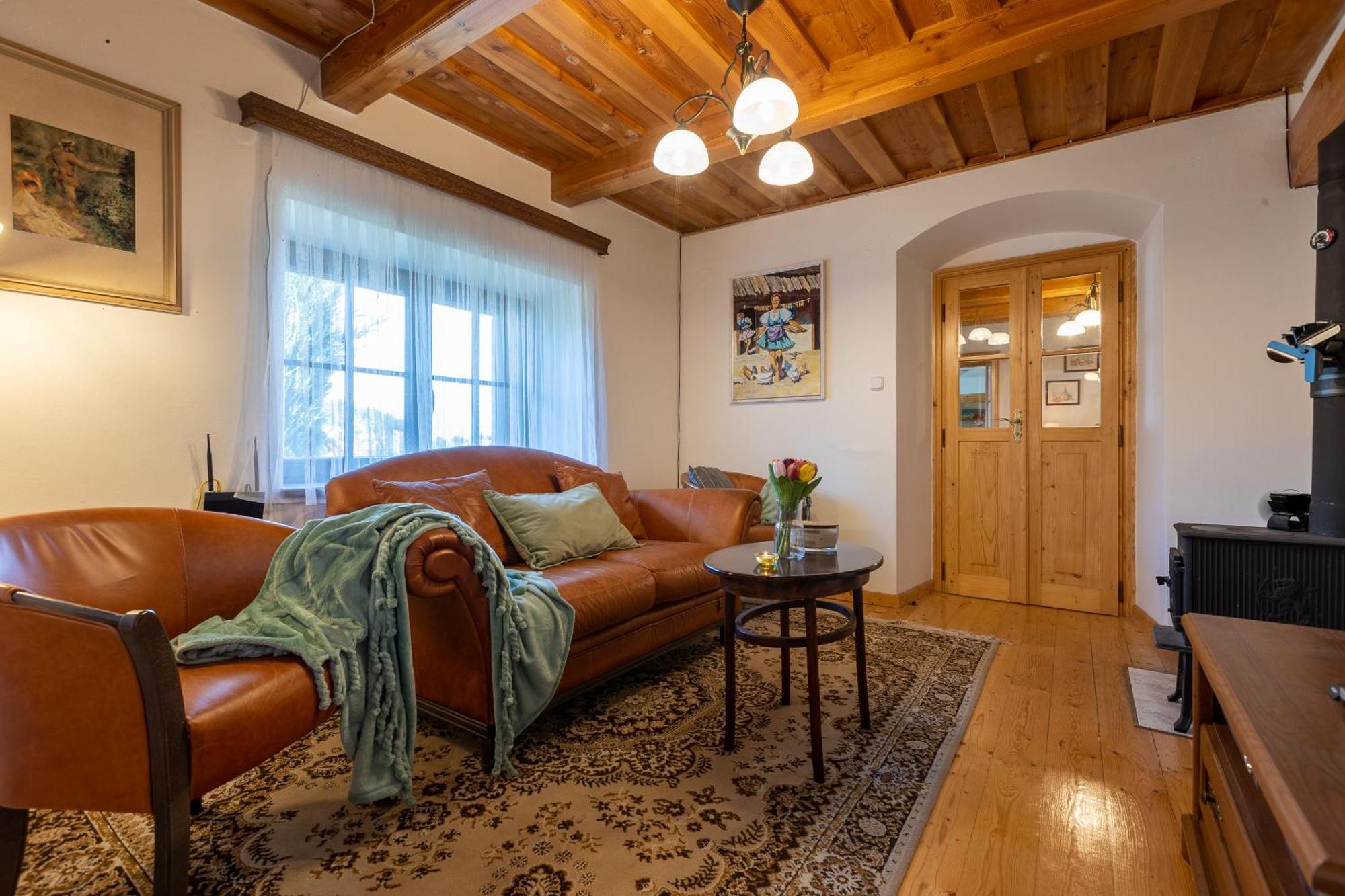 Villa Amalia, Centrum Banska Stiavnica, Parkovanie Pre 2 Auta, Velka Zahrada S Krbom, Cela Villa Amalia Pre 14 Osob Alebo Samostatne Nezavisle Prve Podlazie Villa Ama Pre 6 Osob Alebo Samostatne Nezavisle Podkrovie Villa Lia Pre 8 Osob,Pristup Cez Pi Exterior photo