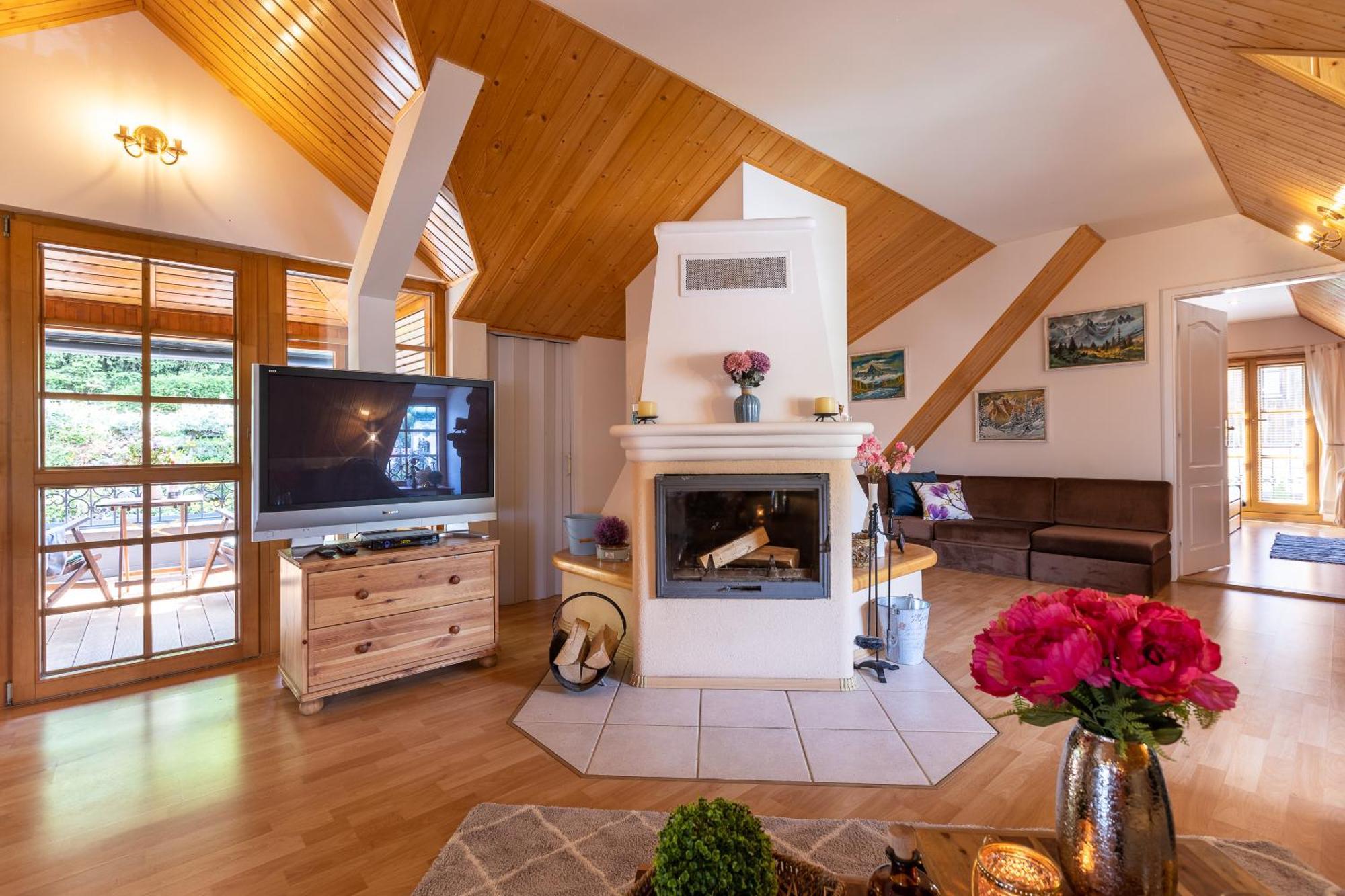 Villa Amalia, Centrum Banska Stiavnica, Parkovanie Pre 2 Auta, Velka Zahrada S Krbom, Cela Villa Amalia Pre 14 Osob Alebo Samostatne Nezavisle Prve Podlazie Villa Ama Pre 6 Osob Alebo Samostatne Nezavisle Podkrovie Villa Lia Pre 8 Osob,Pristup Cez Pi Exterior photo