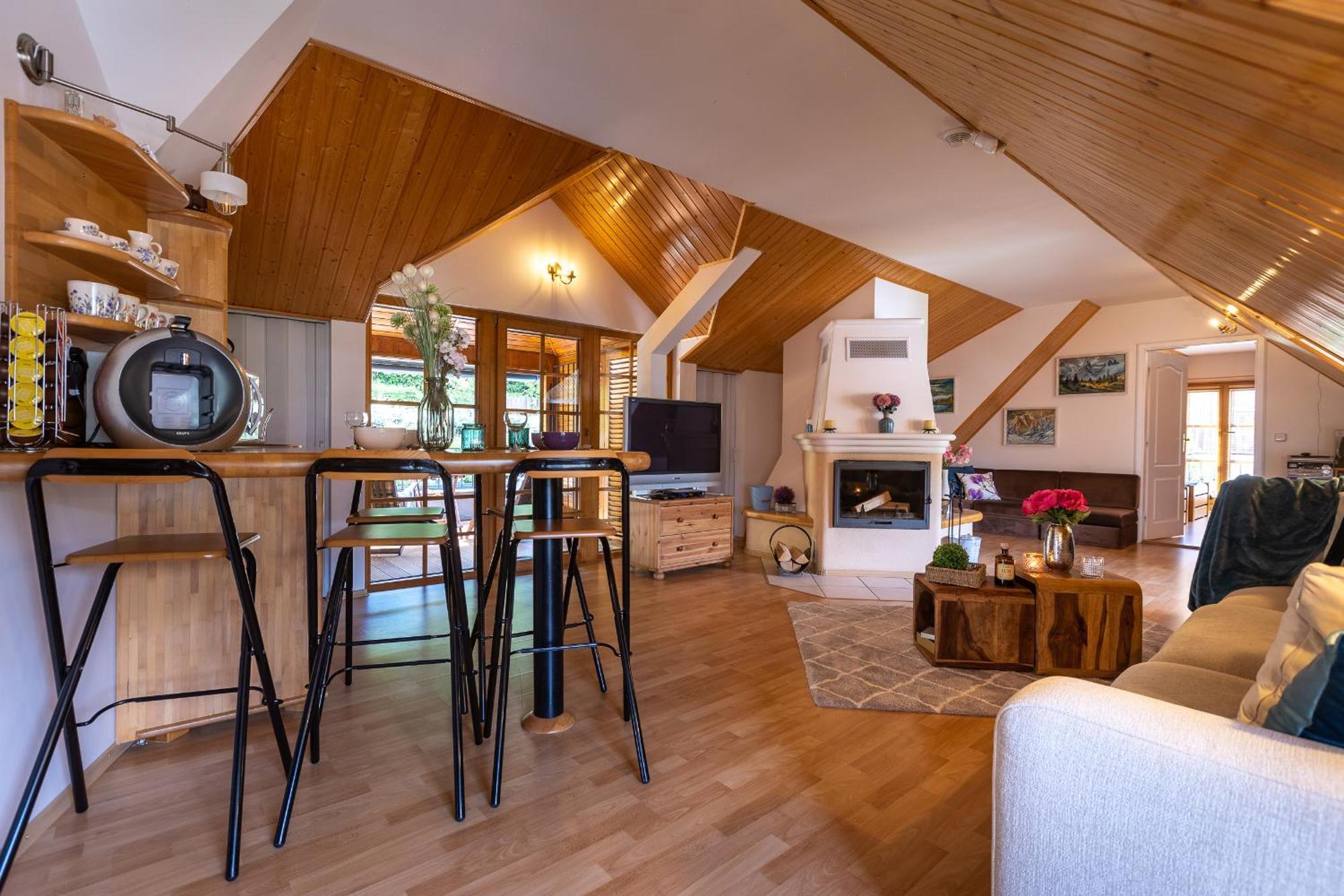 Villa Amalia, Centrum Banska Stiavnica, Parkovanie Pre 2 Auta, Velka Zahrada S Krbom, Cela Villa Amalia Pre 14 Osob Alebo Samostatne Nezavisle Prve Podlazie Villa Ama Pre 6 Osob Alebo Samostatne Nezavisle Podkrovie Villa Lia Pre 8 Osob,Pristup Cez Pi Exterior photo