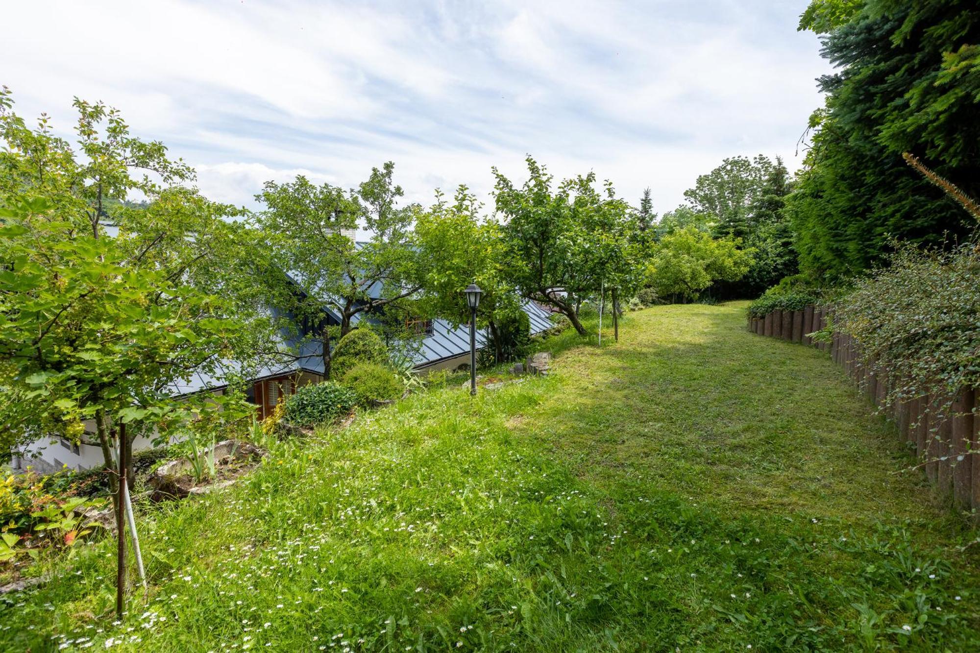 Villa Amalia, Centrum Banska Stiavnica, Parkovanie Pre 2 Auta, Velka Zahrada S Krbom, Cela Villa Amalia Pre 14 Osob Alebo Samostatne Nezavisle Prve Podlazie Villa Ama Pre 6 Osob Alebo Samostatne Nezavisle Podkrovie Villa Lia Pre 8 Osob,Pristup Cez Pi Exterior photo