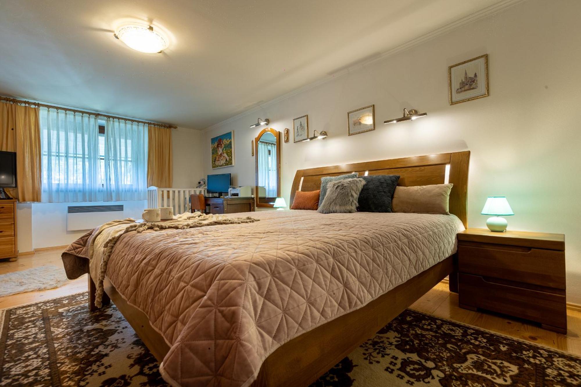 Villa Amalia, Centrum Banska Stiavnica, Parkovanie Pre 2 Auta, Velka Zahrada S Krbom, Cela Villa Amalia Pre 14 Osob Alebo Samostatne Nezavisle Prve Podlazie Villa Ama Pre 6 Osob Alebo Samostatne Nezavisle Podkrovie Villa Lia Pre 8 Osob,Pristup Cez Pi Exterior photo