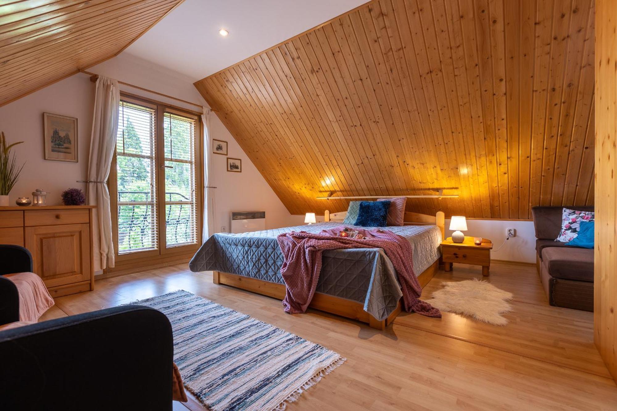 Villa Amalia, Centrum Banska Stiavnica, Parkovanie Pre 2 Auta, Velka Zahrada S Krbom, Cela Villa Amalia Pre 14 Osob Alebo Samostatne Nezavisle Prve Podlazie Villa Ama Pre 6 Osob Alebo Samostatne Nezavisle Podkrovie Villa Lia Pre 8 Osob,Pristup Cez Pi Exterior photo