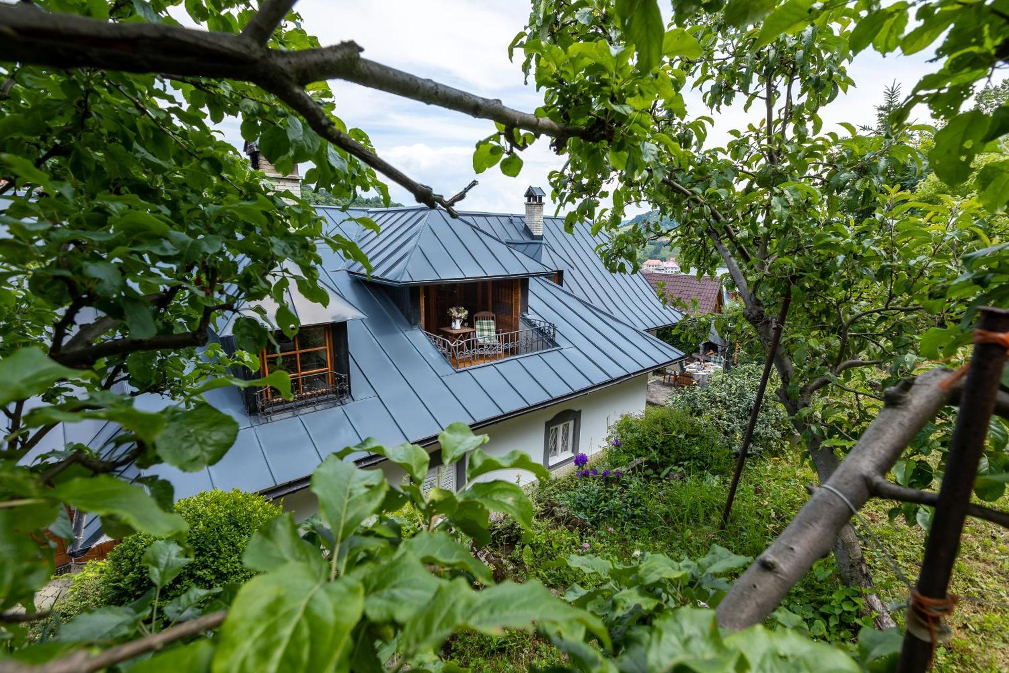 Villa Amalia, Centrum Banska Stiavnica, Parkovanie Pre 2 Auta, Velka Zahrada S Krbom, Cela Villa Amalia Pre 14 Osob Alebo Samostatne Nezavisle Prve Podlazie Villa Ama Pre 6 Osob Alebo Samostatne Nezavisle Podkrovie Villa Lia Pre 8 Osob,Pristup Cez Pi Exterior photo