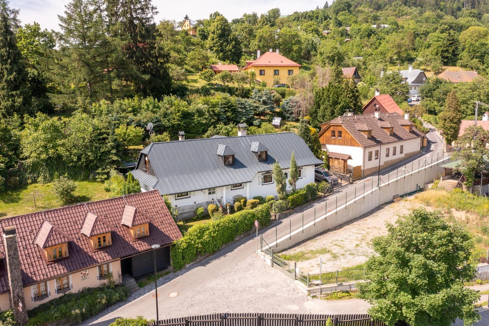 Villa Amalia, Centrum Banska Stiavnica, Parkovanie Pre 2 Auta, Velka Zahrada S Krbom, Cela Villa Amalia Pre 14 Osob Alebo Samostatne Nezavisle Prve Podlazie Villa Ama Pre 6 Osob Alebo Samostatne Nezavisle Podkrovie Villa Lia Pre 8 Osob,Pristup Cez Pi Exterior photo