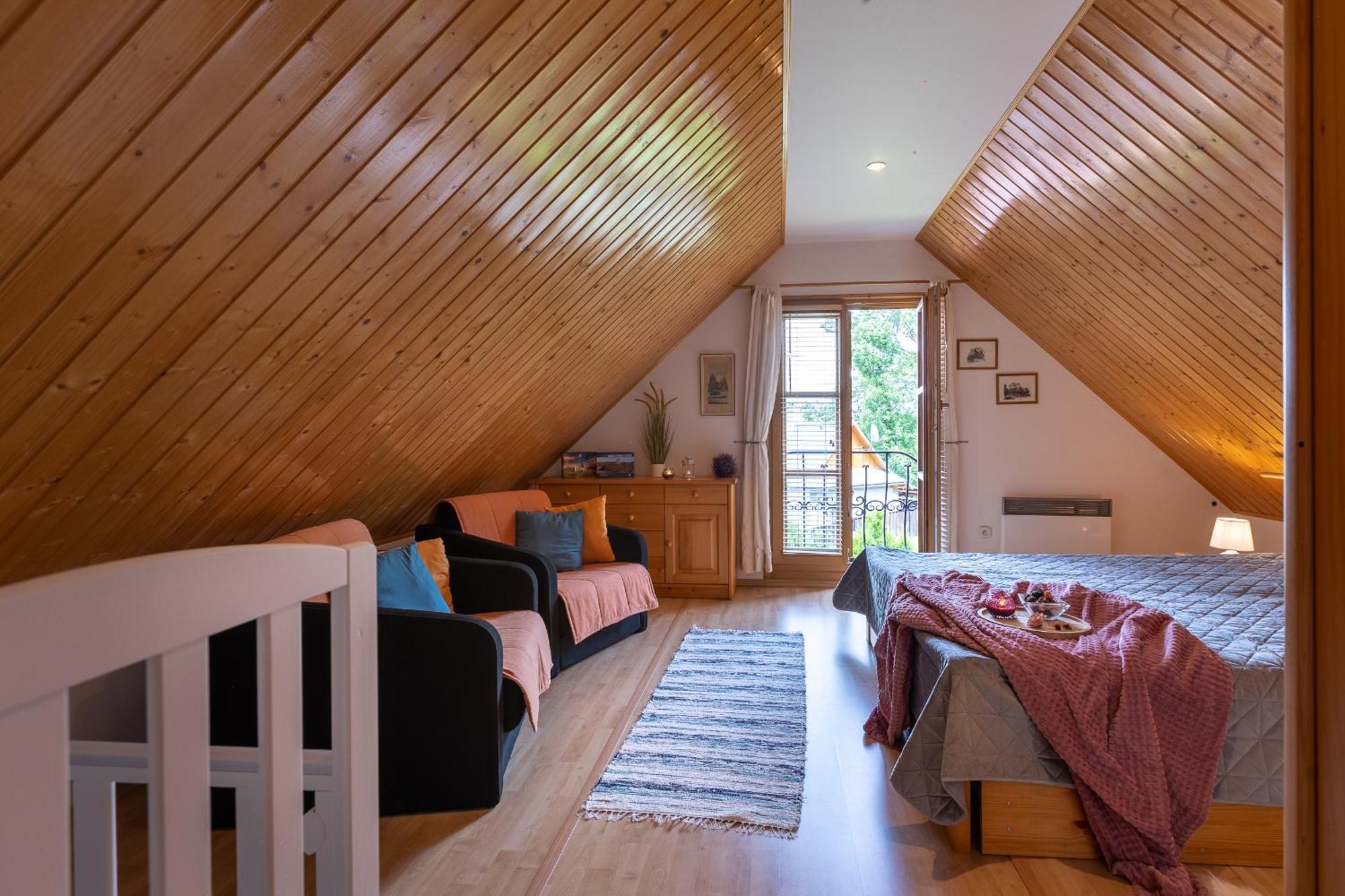 Villa Amalia, Centrum Banska Stiavnica, Parkovanie Pre 2 Auta, Velka Zahrada S Krbom, Cela Villa Amalia Pre 14 Osob Alebo Samostatne Nezavisle Prve Podlazie Villa Ama Pre 6 Osob Alebo Samostatne Nezavisle Podkrovie Villa Lia Pre 8 Osob,Pristup Cez Pi Exterior photo