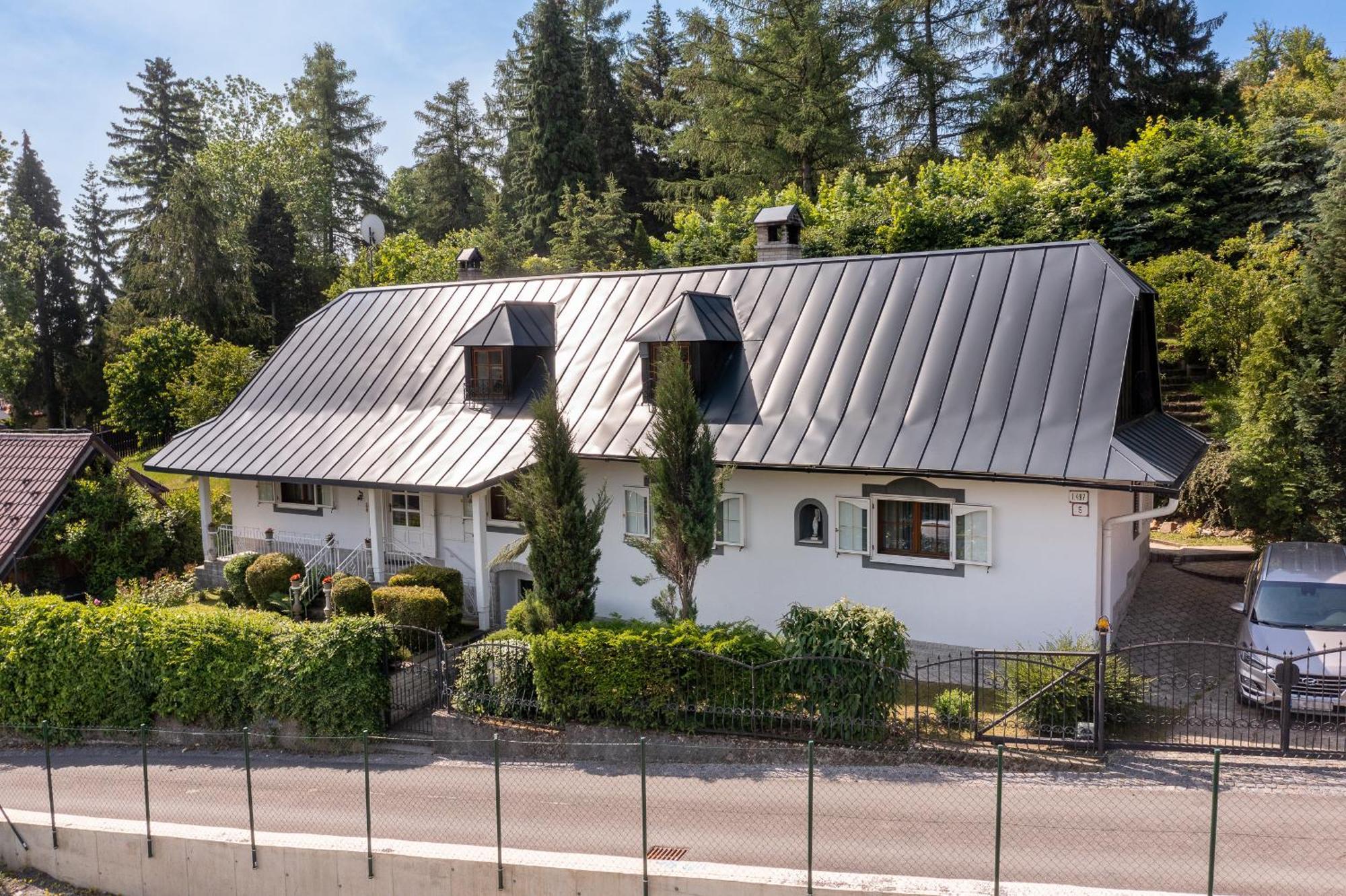 Villa Amalia, Centrum Banska Stiavnica, Parkovanie Pre 2 Auta, Velka Zahrada S Krbom, Cela Villa Amalia Pre 14 Osob Alebo Samostatne Nezavisle Prve Podlazie Villa Ama Pre 6 Osob Alebo Samostatne Nezavisle Podkrovie Villa Lia Pre 8 Osob,Pristup Cez Pi Exterior photo